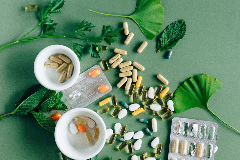 A növény is lehet gyógyszer, a tabletta is lehet káros – megpróbáltunk kiigazodni a gyógynövénytermékek piacán