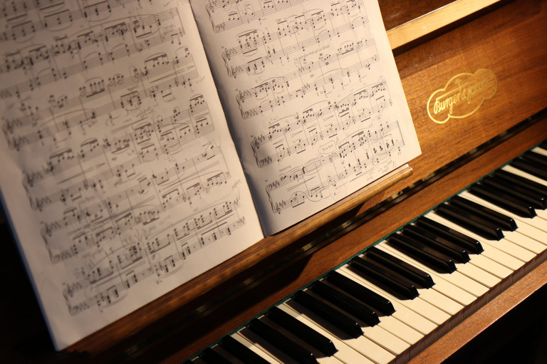 Mi köze Liszt Ferencnek a Bolondos dallamokhoz? – gyerekkorunk meséi és a komolyzene