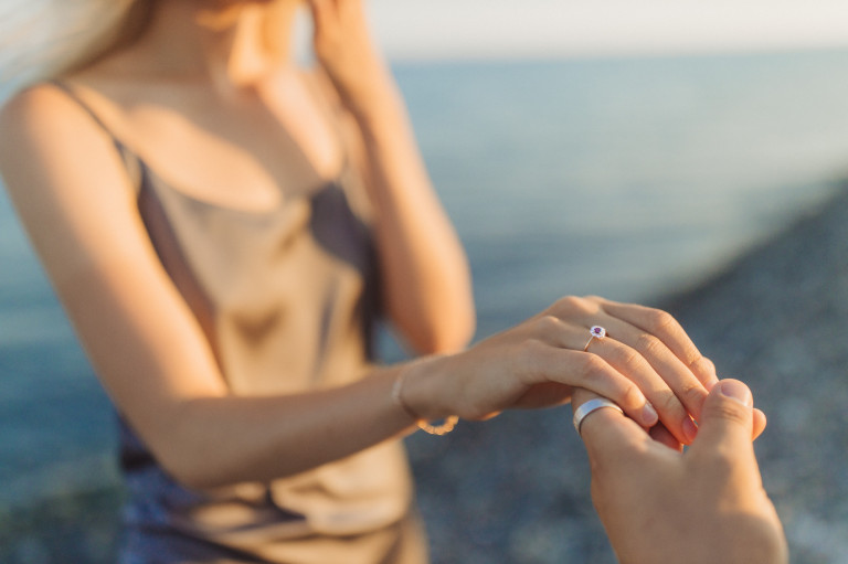 Eljegyzés esküvő nélkül: hozhat valódi boldogságot a kikönyörgött gyűrű? 
