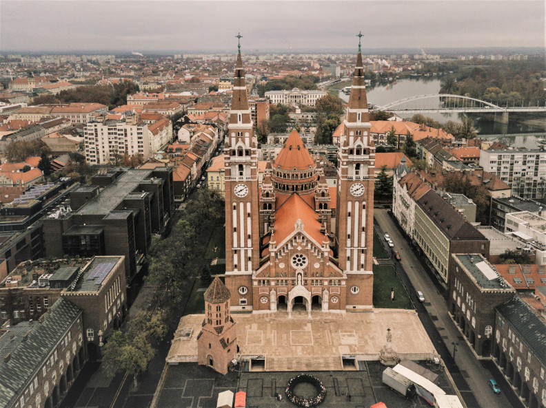 Ahol Szűz Mária is papucsban jár – Szeged és térsége
