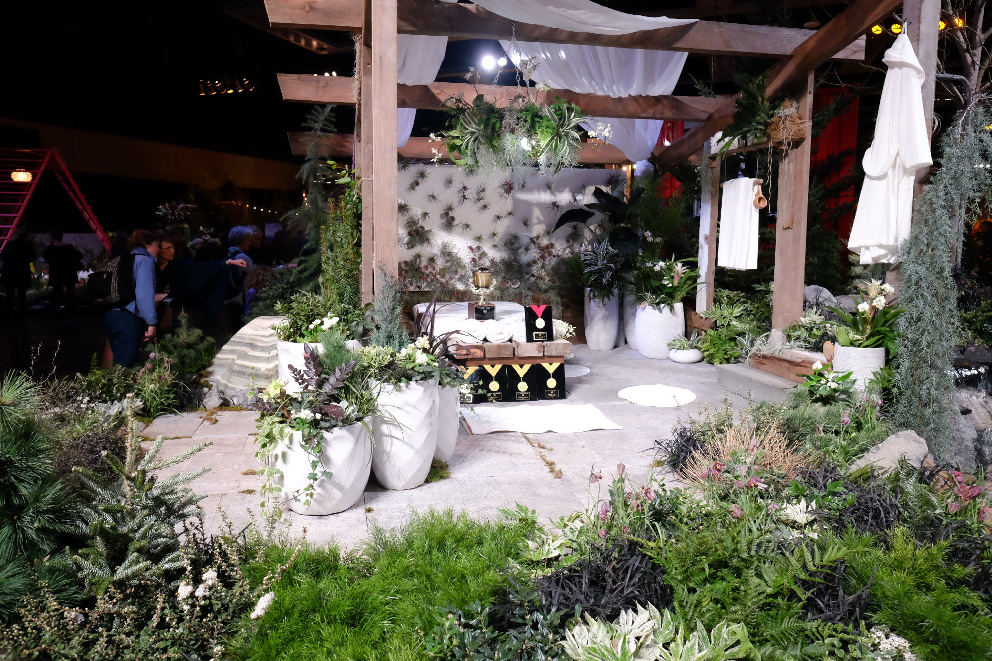 Wabi_Sabi_wikimedia-dennis-bartland-Embracing_Flawed_Beauty_at_the_Northwest_Flower_and_Garden_Show,_2018_01