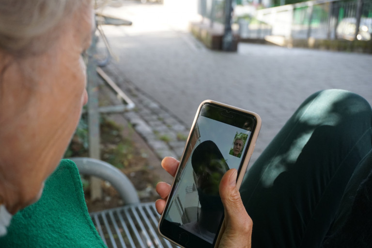 Szerintem bunkóság kihangosítva telefonálni, de nem mindenki gondolja így