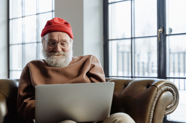 „Mama, ne kommentelj a képem alá!” – avagy hogyan tanítsuk az idősebbeket a felelős internethasználatra?