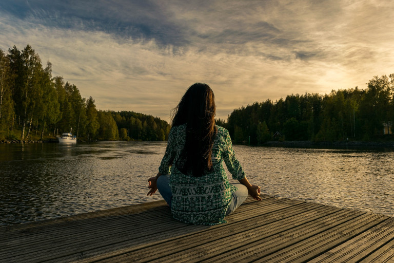 Bárhol, bármikor hozzáférhető és csak nyerhetünk vele – a meditáció áldásos hatásairól