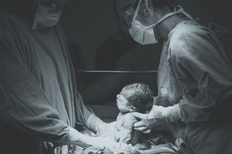 „Az orvosoknak meg kell változni a szülésben” – interjú Dr. Bálint Sándorral