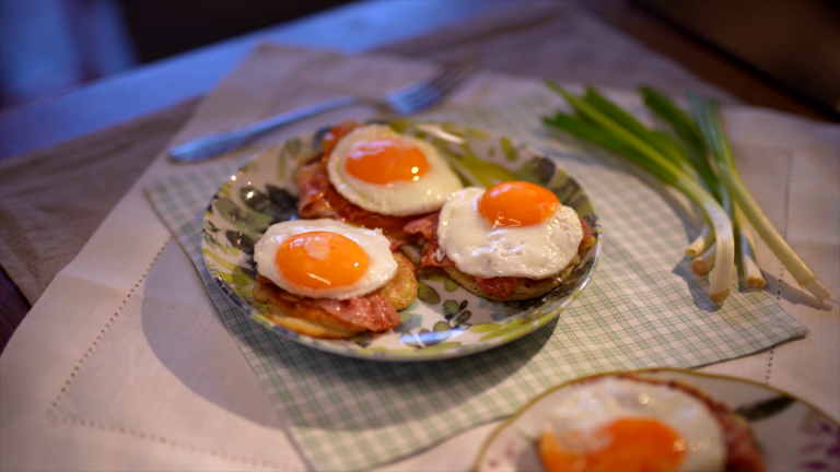 Burgonyás palacsinta baconnel és tükörtojással