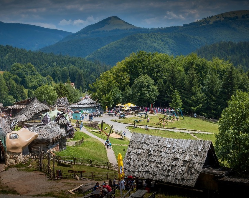 Fenséges fenyvesek, felvidéki panoráma, mesefalu és medvecsengő 