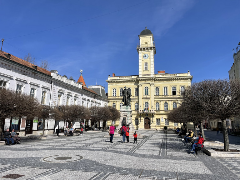 Erődváros a Duna két partján – nem csak a komáromi kisleánynak kellene átugornia a Dunán...