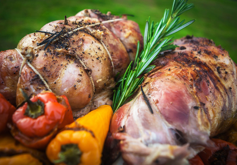 Sonka, bárány, tojás és bor: miből melyiket, melyikkel? – szakemberekkel beszélgettünk a húsvéti asztal ételeiről