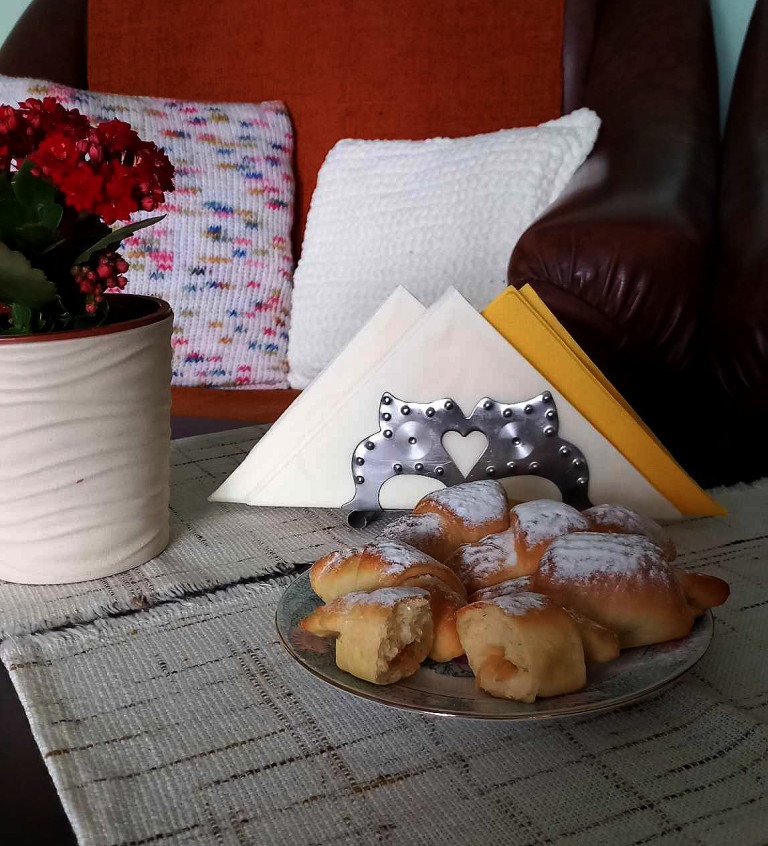 Kőttes-poronyó almás kifli