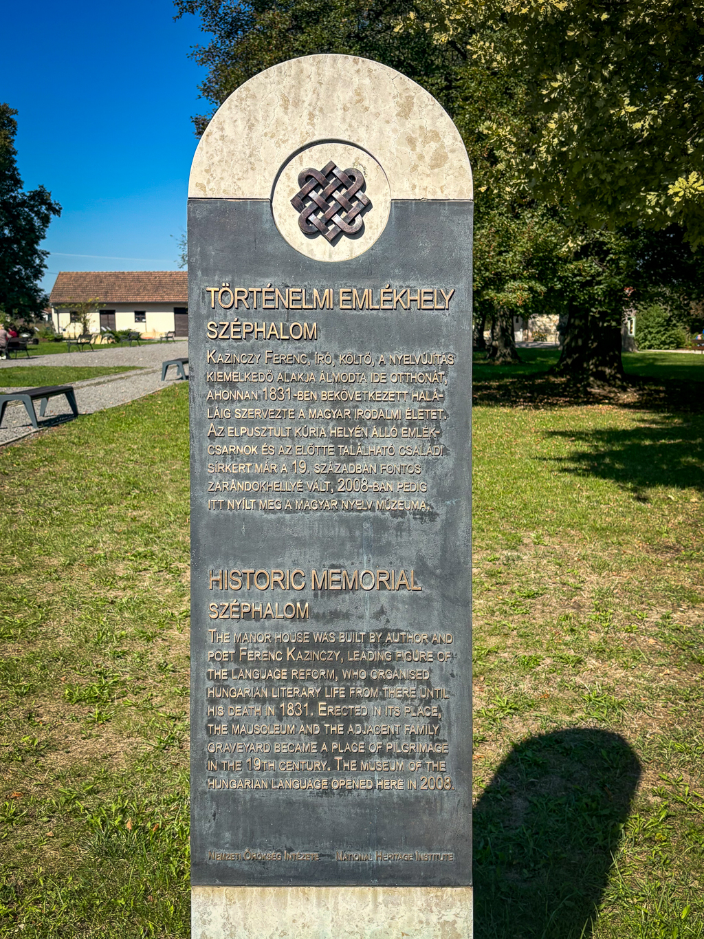 „A költemények a nyelv mágikus szertartásai” 