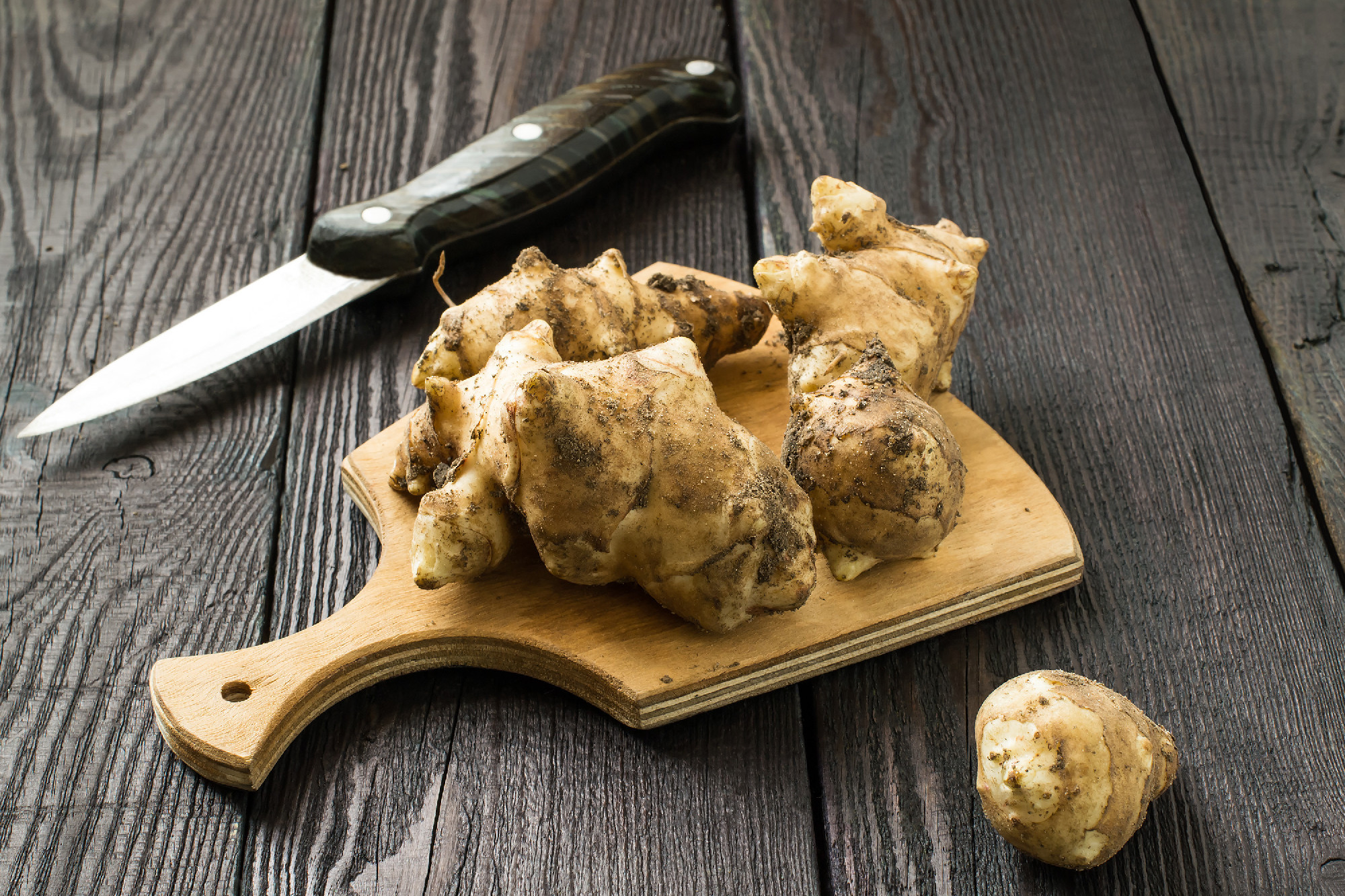 Fresh jerusalem artichokes on the board