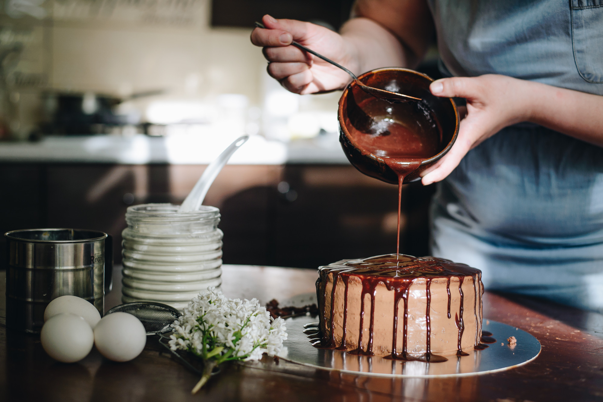 woman hands makeing cake