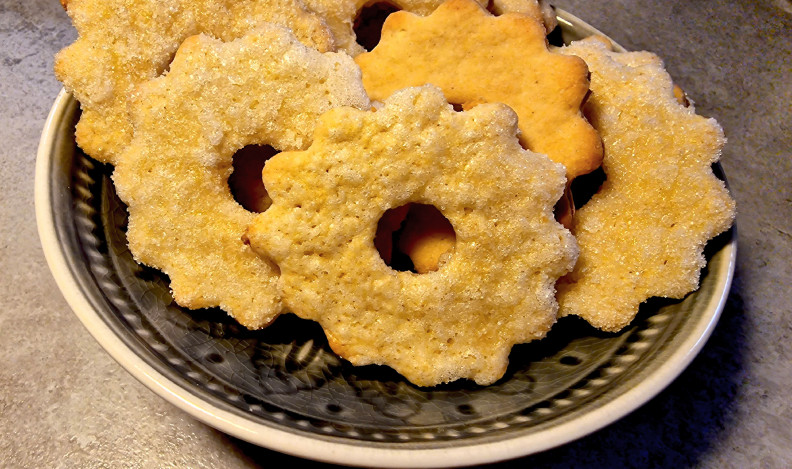 Teába mártogatós, cukorbundás linzer karika