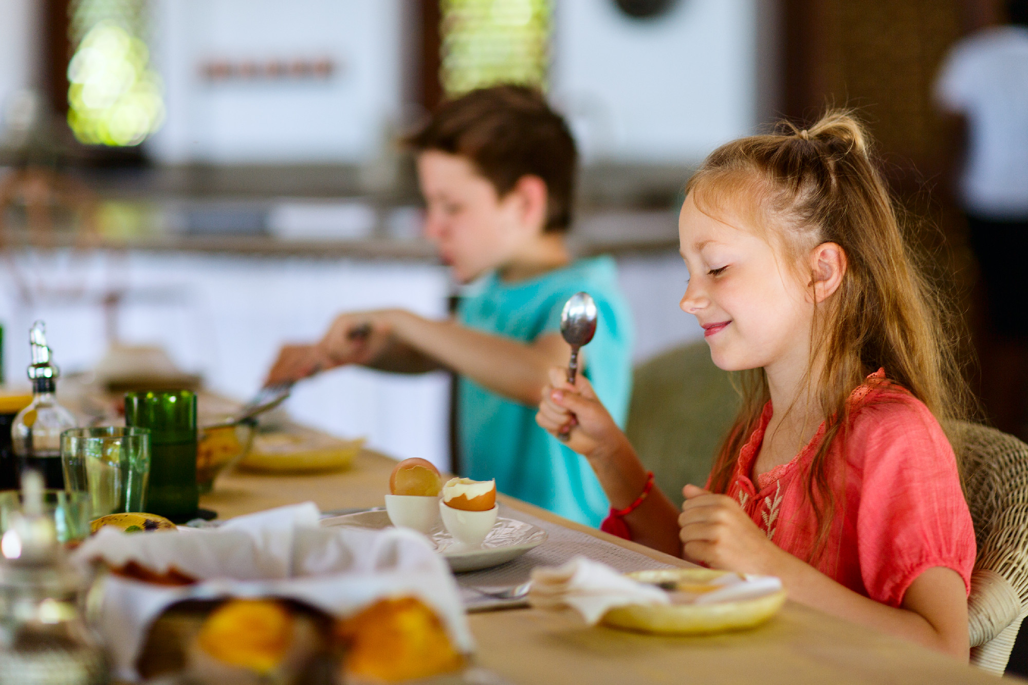 Kids eating breakfast