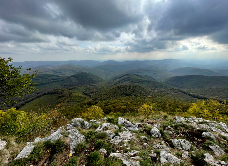 Ördögszántás lenyűgöző panorámával – a Bükk-fennsík határkövei