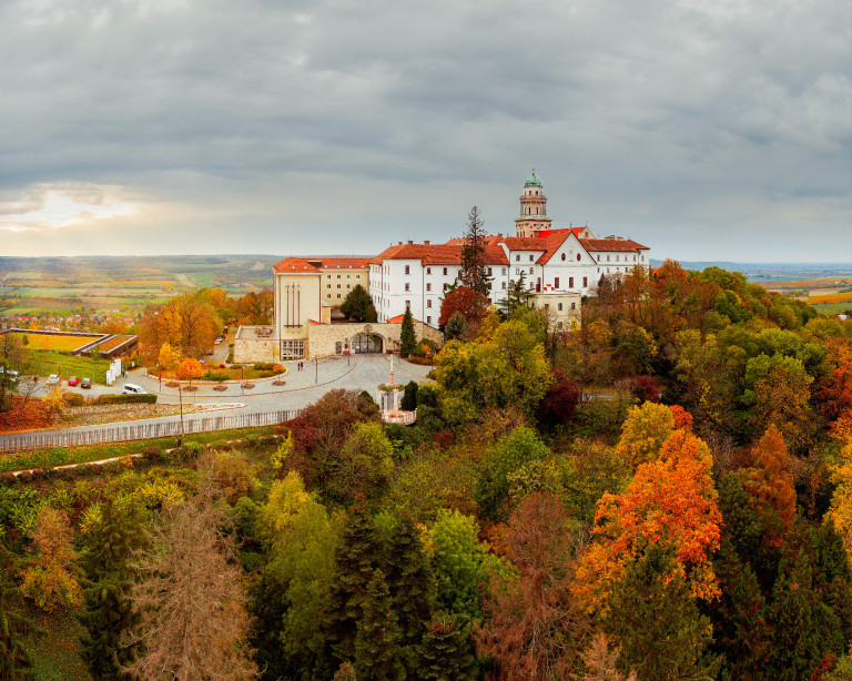 Gyógyító kertek, kegyhelyek és legendák földje – Pannonhalma, Győr és a Szigetköz térsége