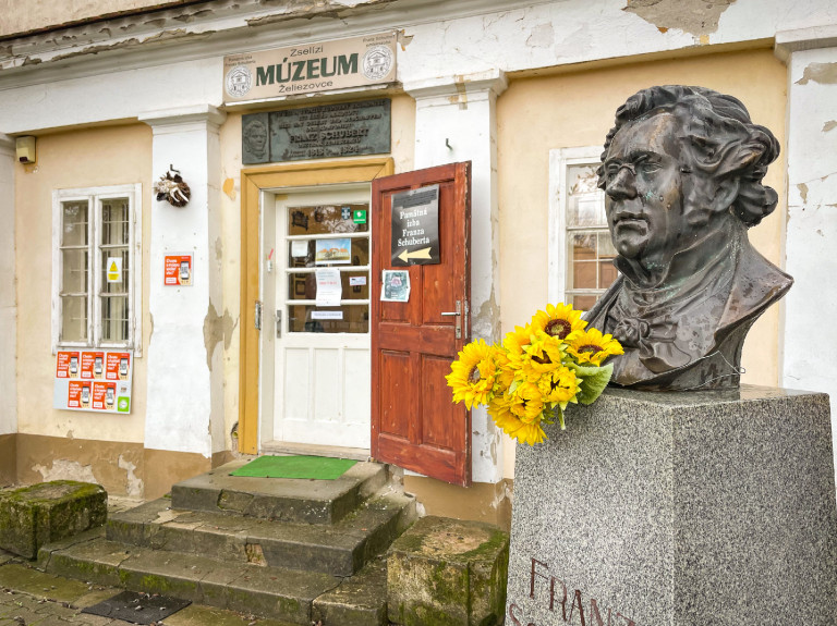 Sacher-torta, Schubert, pusztai rózsa és famatuzsálemek a Felvidéken