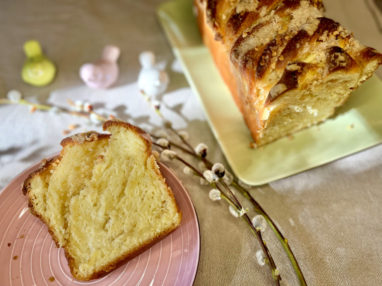 Babka fehércsokoládéval, mandulával