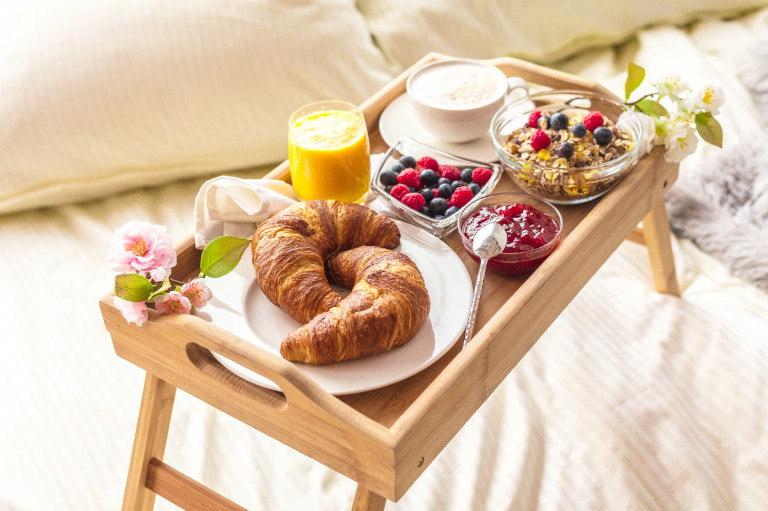 Receptek anyák napjára – válogatás apáknak és gyerekeknek, hogy jól sikerüljön az ágyba reggeli