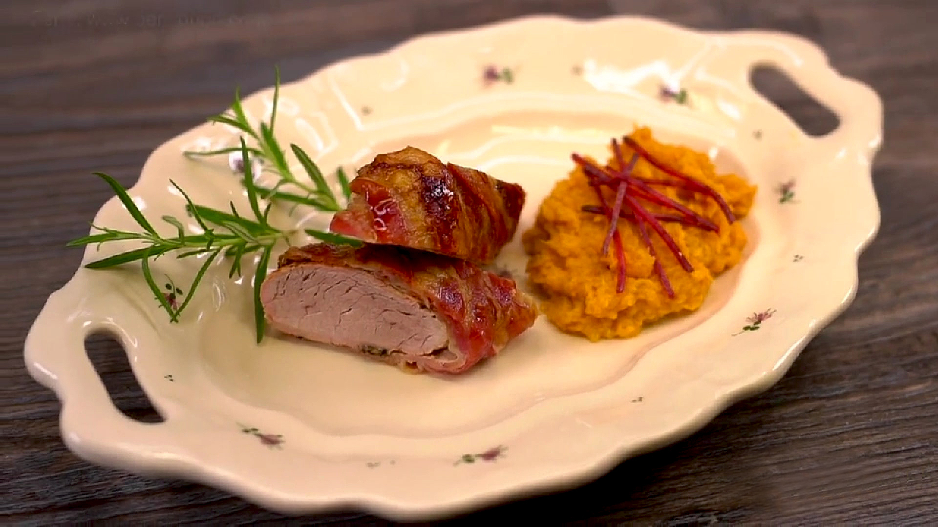 Baconbe tekert sertésszűz édesburgonya-pürével