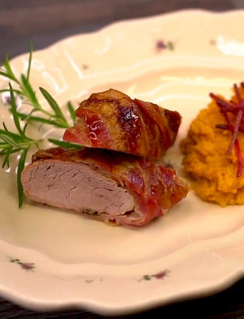 Baconbe tekert sertésszűz édesburgonya-pürével