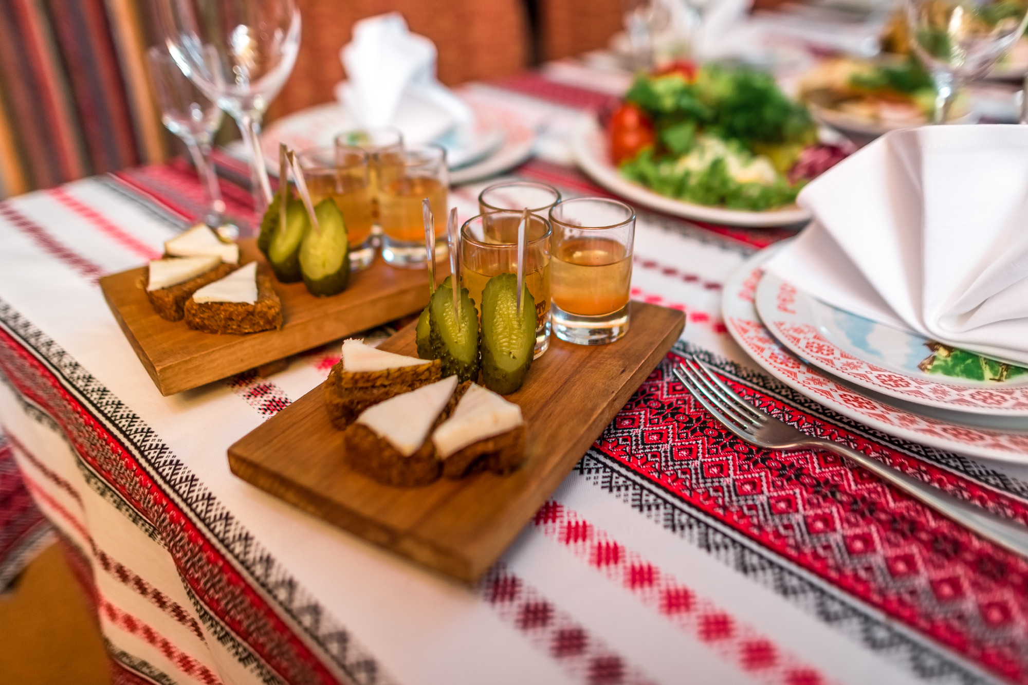Salted pork fatback with rye bread, pickles and medovukha on table