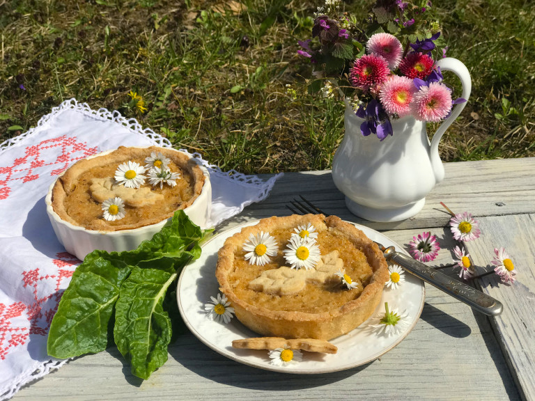 Almás rebarbarás torta százszorszéppel