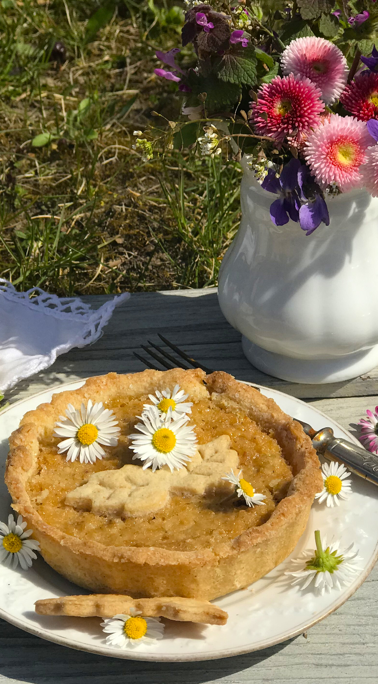 Almás rebarbarás torta százszorszéppel