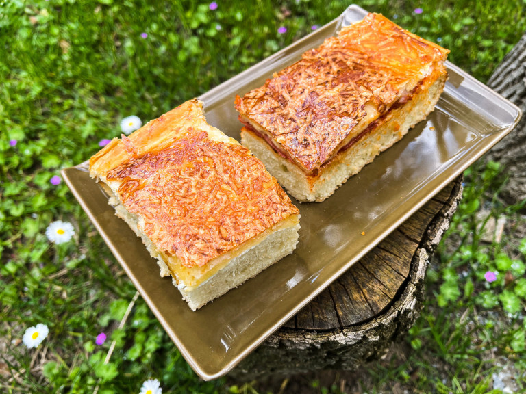 Parigina, a sajttal és sonkával töltött pizza