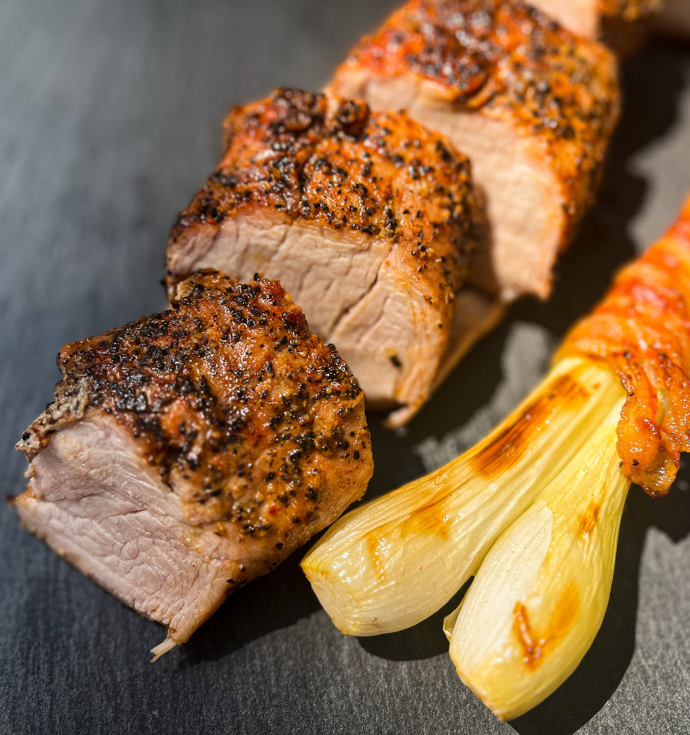 Grillezett sertésszűz újhagymával