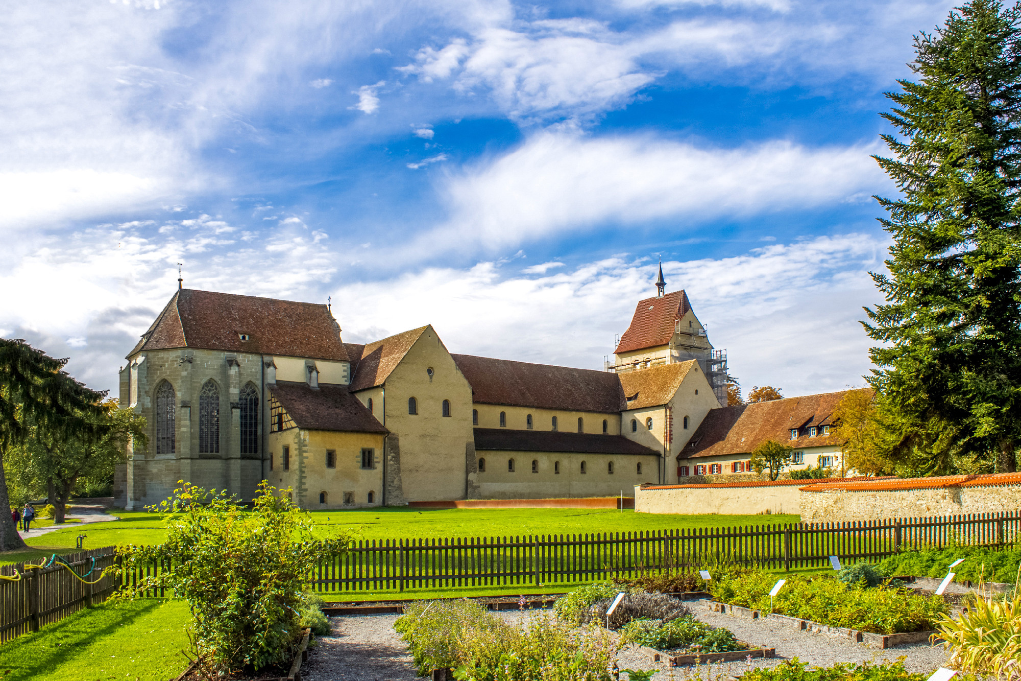 Középkori kolostorkert irodalmi köntösben: Walahfrid Strabo apát Hortulus-a