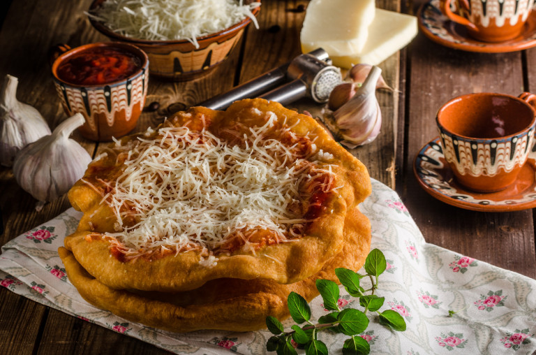 Egy igazi magyar klasszikus: a lángos