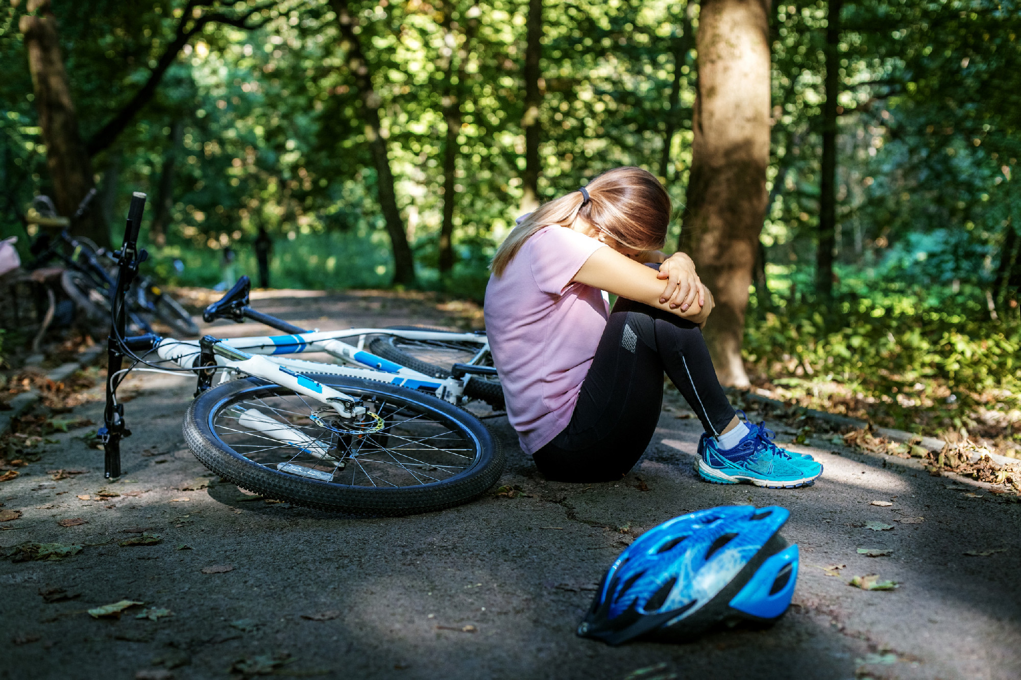 The woman fell from the bike. Trauma. The concept of cycling and