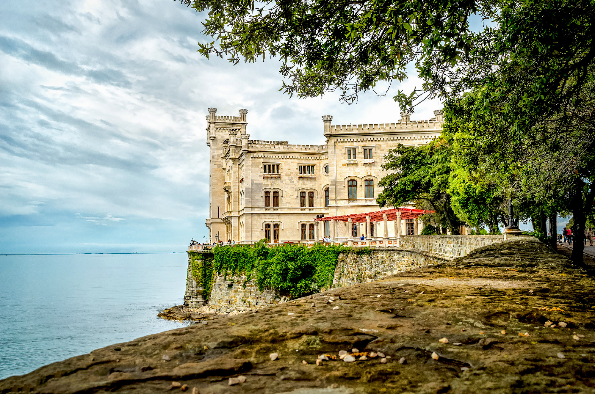 Romantikus pompa a Trieszti-öbölben: a Miramare kastély parkja