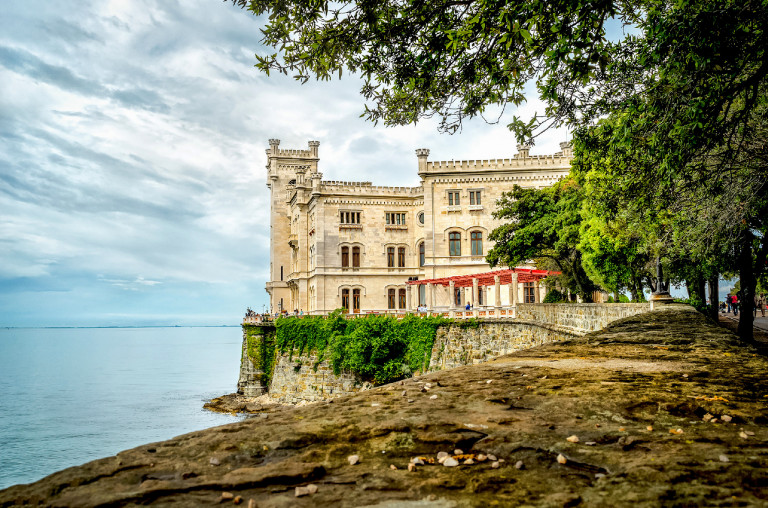 Romantikus pompa a Trieszti-öbölben: a Miramare kastély parkja