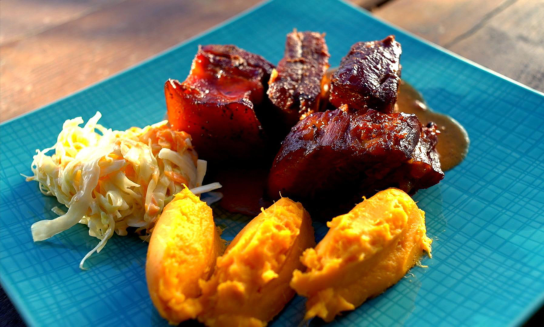 BBQ sertéscsászár batátapürével és amerikai káposztasalátával