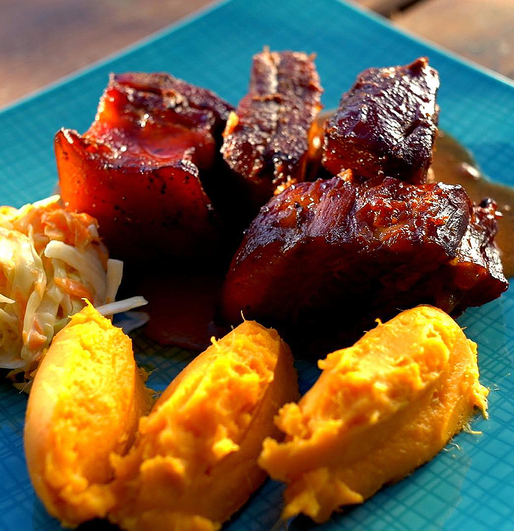 BBQ sertéscsászár batátapürével és amerikai káposztasalátával