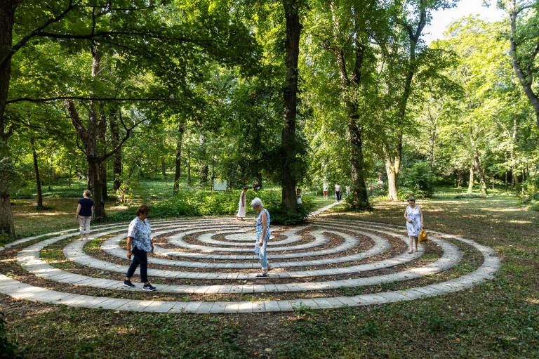 „Milyen jó lenne egy óriási kertté változtatni az univerzumot!” – Kert és zene gyógyító erejével vár az idei Arcus Temporum Fesztivál 