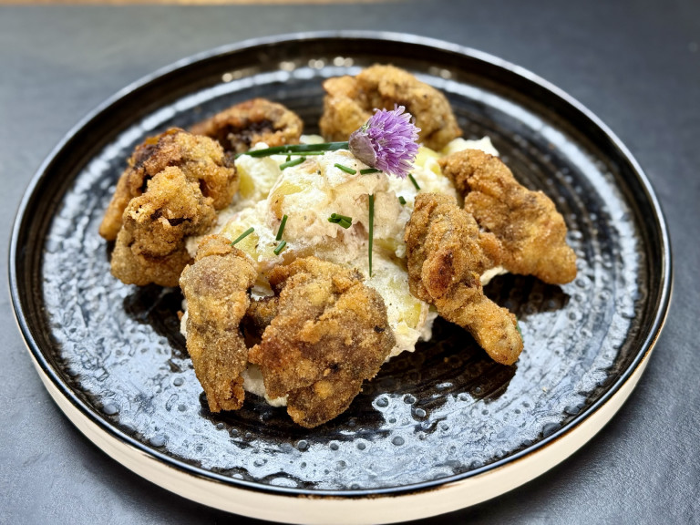 Selmeci-burgonya rántott csirkemájjal