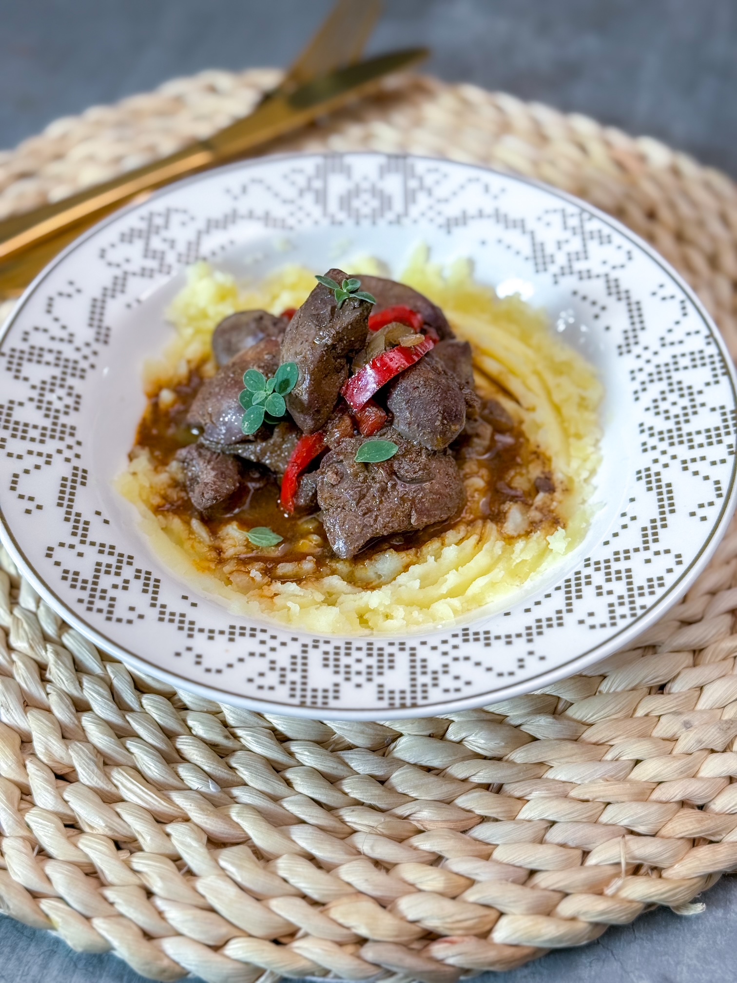 Vörösboros, májas, gombás ragu