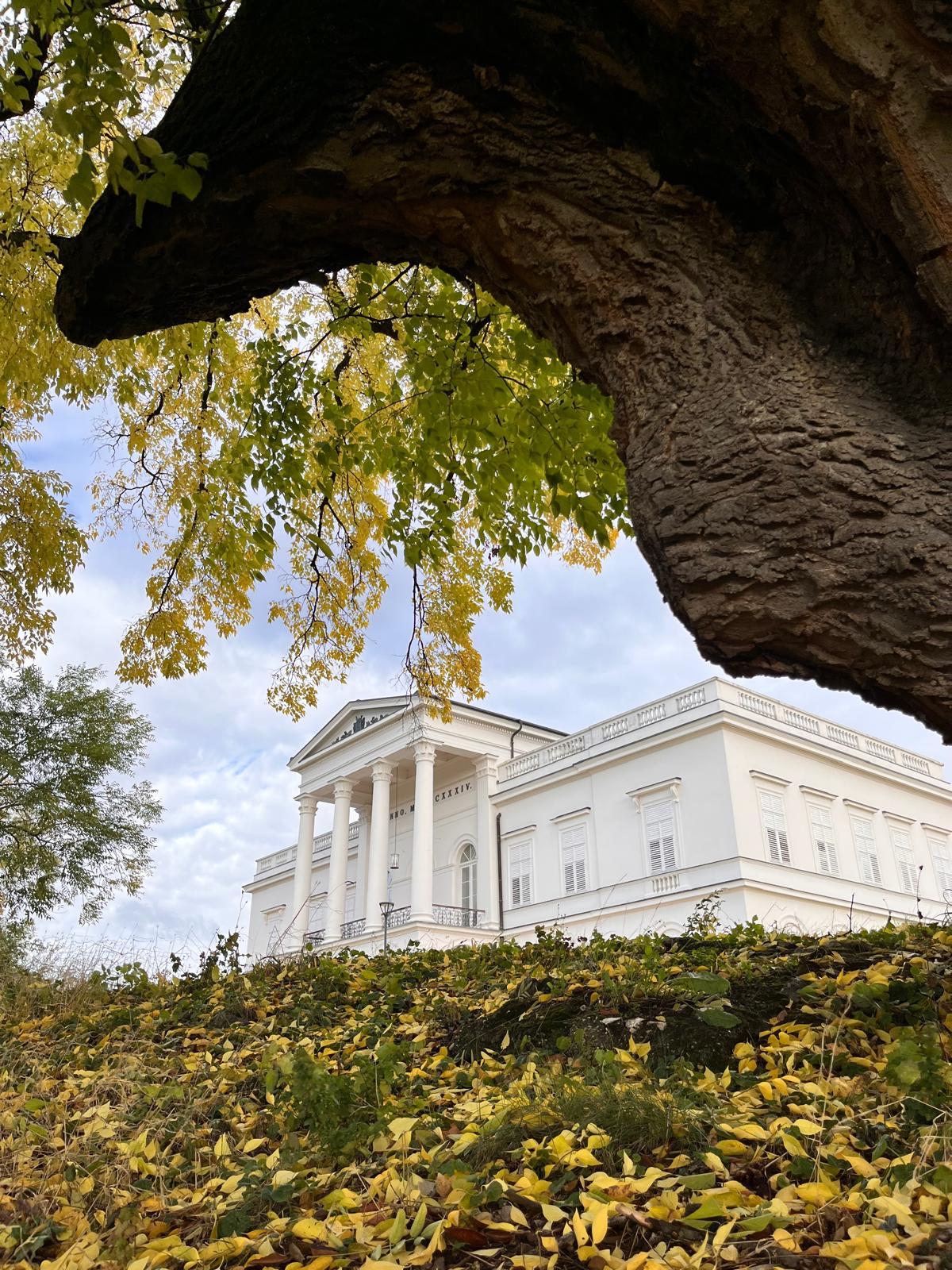 Az Ördöglovas és az ő félmeztelenül párbajozó lánya