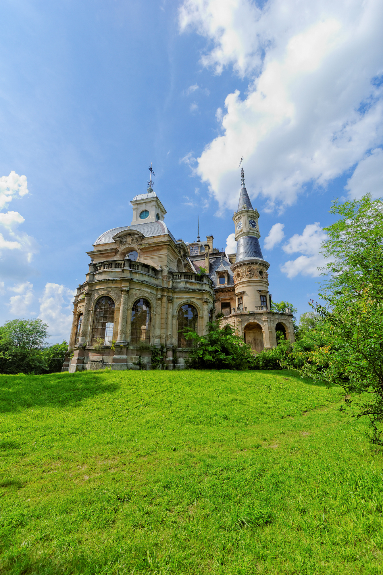the ruined castle of Tura