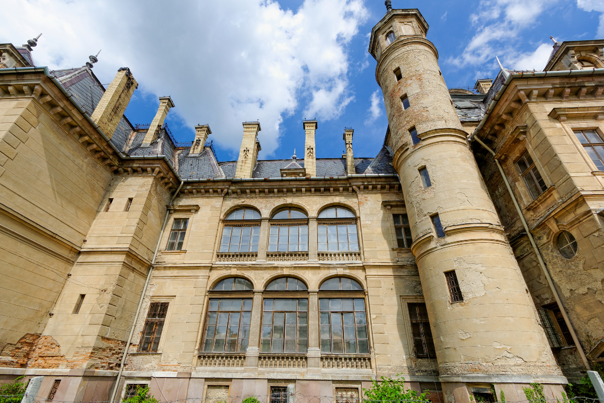 the ruined castle of Tura