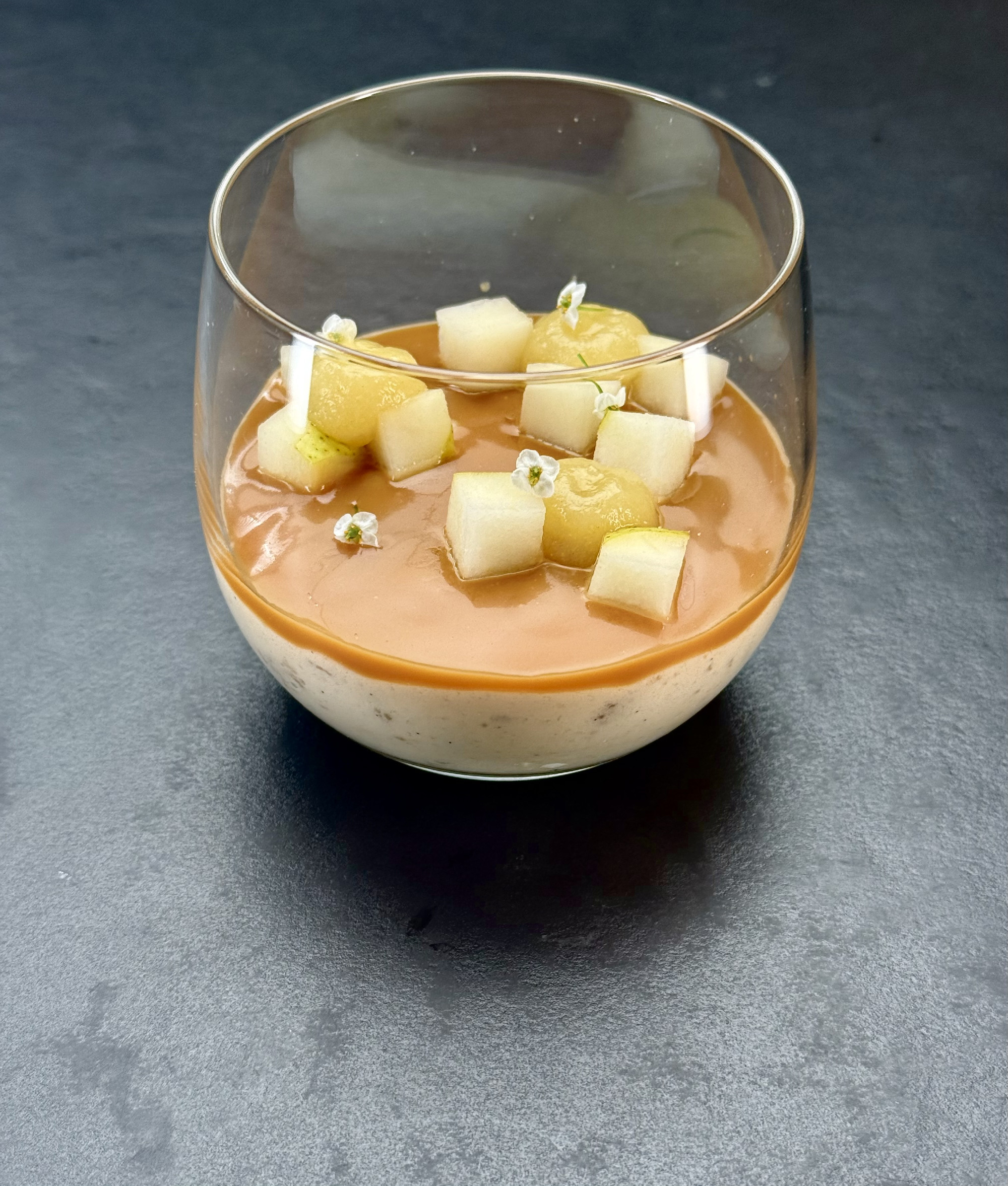 Tarhonya mousse, sós karamell, körte