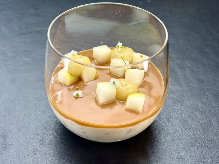 Tarhonya mousse, sós karamell, körte