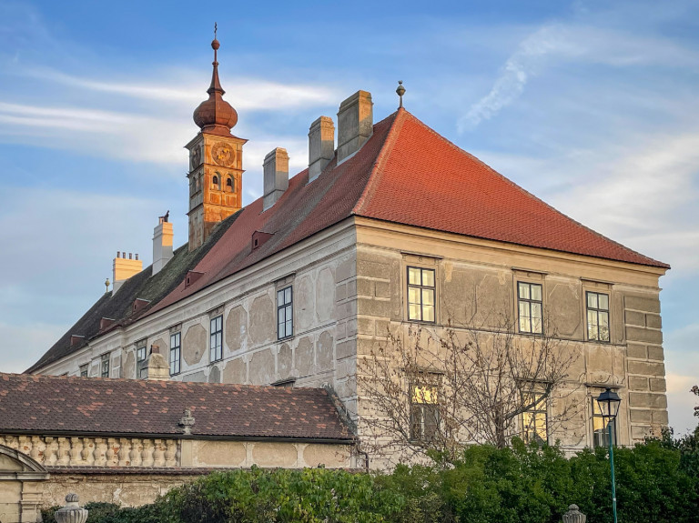 Szélmalom, kalandpince, biciklimúzeum, szökőkút-legenda 