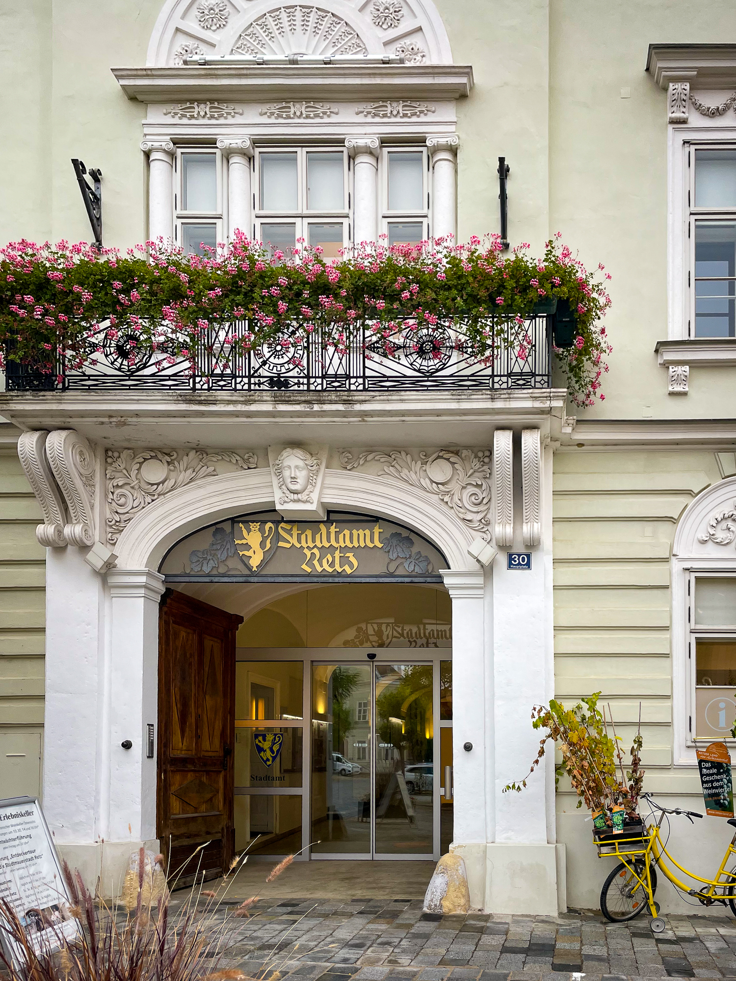 Szélmalom, kalandpince, biciklimúzeum, szökőkút-legenda 