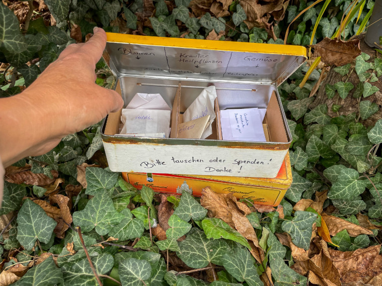 Mit üzen egy szabadon látogatható kert?