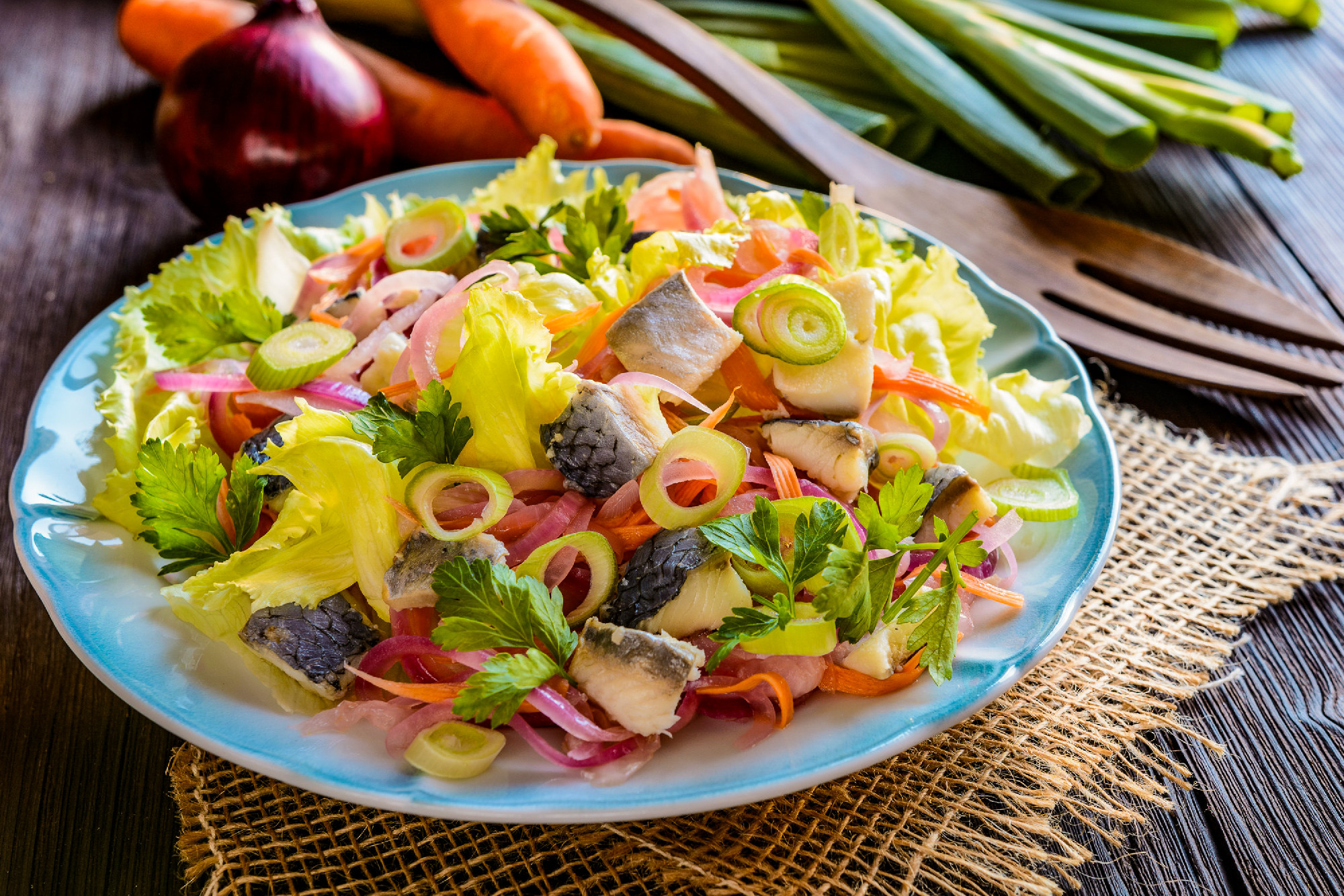 Fish salad with lettuce, onion and parsley 